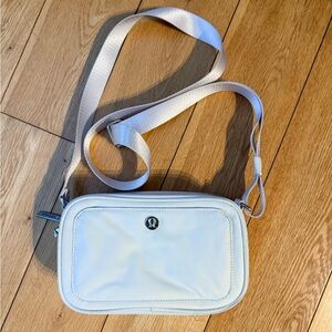 Lululemon crossbody camera bag 2L